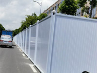 建筑工地用PVC圍擋有哪些優(yōu)勢和特點(diǎn)？